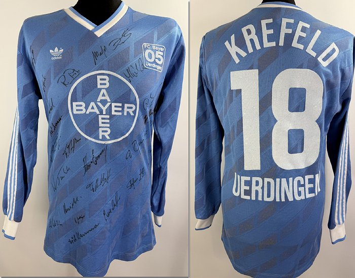 Sorry, no english description is available. ...  -  Condition: A-.....Trikot langarm; Größe 7/8, L; Bayer05-Wappen aufgeflockt ;Herstellerlogo aufgummiert; Rückennummer und Brustsponsor im Nassflockverfahren aufgebracht; 41% Baumwolle; 49% Polyester;; Made in Yugoslavia