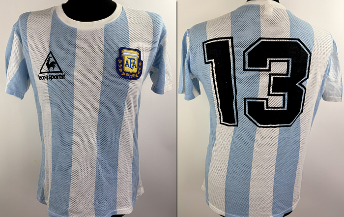 Argentinien - Trikot 1986  | Original match issued Argentinen Spielertrikot der mit der Nummer 13 von Oscar Garrét. Vorbereitet für das Finale der Fussball-Weltmeisterschaft 1986  Deutschland- Argentinien am 29.06.1986 in Azteca (Mexico City).Trikot stammt aus der Sammlung von deutchen Nationalspieler Matthias Herget. Herget saß genauso Oscar Garrét im Finale auf der Reservebank. Herget hat dieses Trikot nach dem Spiel von Garret erhalten! Status AAA