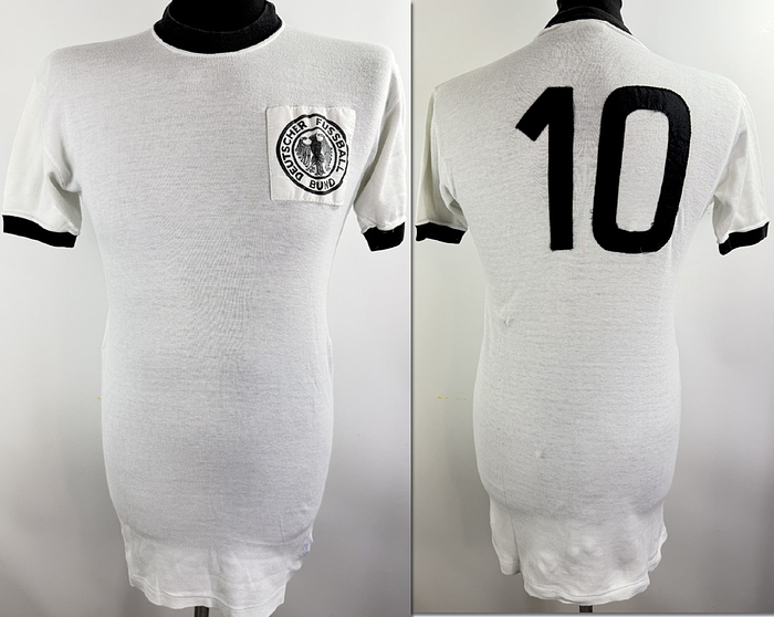 DFB  - Trikot 1969  | Original match worn  Spielertrikot der B-Nationalmannschaft mit der Nummer 10 aus dem Länderspieljahr 1968/1969.Langarm, Hersteller Umbro. Kommt aus der Sammlung von  des ehemaligen DFB-Busfahrers; Status ABA