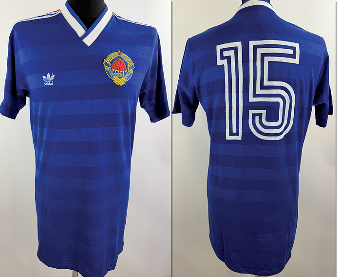 Jugoslawien - Trikot 1988  | Original match issued Jugoslawien Spielertrikot der mit der Nummer 15 von einem Einwechselspieler aus dem Spiel gegen Deutschland am 04.06.1988.Trikot wurde nach dem Spiel getauscht.Trikot stammt aus der Sammlung vom deutschen Nationalspieler Matthias Herget. Status AAA