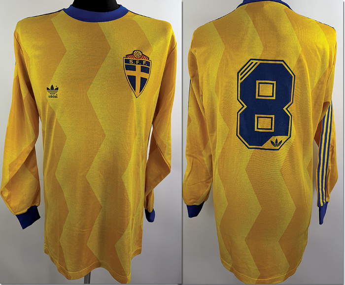 Schweden - Trikot 1988  | Original match worn Schweden Trikot von Robert Prytz. Trikot stammt aus dem  4 Länder-Turnier und wurde von Prytz im Spiel gegen Deutschland am 31.03.1988 getragen. Prytz war Torschütze beim Elfmeterschiessen.Trikot wurde nach dem Spiel getauscht.Trikot stammt aus der Sammlung vom deutschen Nationalspieler Matthias Herget. Status AAA
