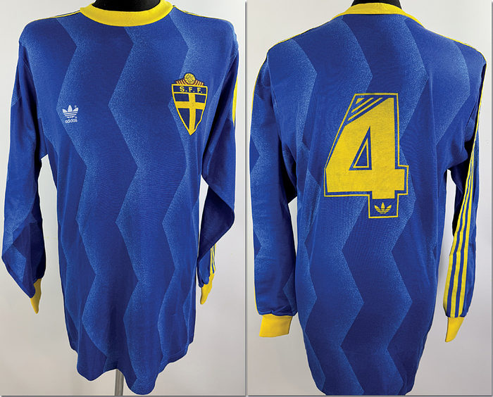 match issued football shirt sweden 1987 - Original match-issued Sweden shirt. From the match against Germany on October 14, 1987, prepared for Glenn Hysén, who wore short sleeves. The shirt was swapped after the match. This jersey originates from the collection of the German international Matthias Herget. Status: AAA. Long-sleeve shirt; Size 7/8 (L); Federation crest applied via wet-flock transfer; Manufacturer logo applied via rubber transfer; Back number applied via wet-flock transfer; 40% Cotton, 40% Polyester, 20% Viscose; Made in West Germany. Condition: A