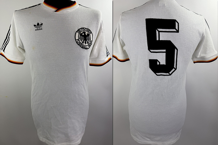 DFB - Trikot 1986 WM  | Original match worn DFB Spielertrikot der mit der Nummer 5 von Matthias Herget. Getragen am 13.06.1986 im Gruppenspiel gegen Dänemark Spiel, in Queretaro. Trikot stammt aus der Sammlung vom deutschen Nationalspieler Matthias Herget. Status AAA