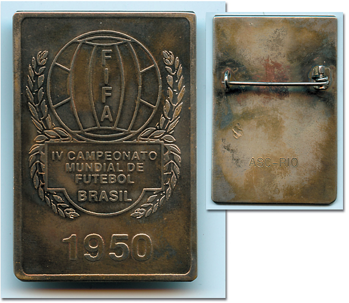 Teilnehmerabzeichen 1950  | "FIFA. IV Campeonato Mundial de Futebol Brasil 1950". Großes, offizielles Teilnehmerabzeichen für die Fußball-Weltmeisterschaft 1950 in Brasilien. Bronze, versilbert, 5,8x4 cm. Hersteller: ASC - Rio.