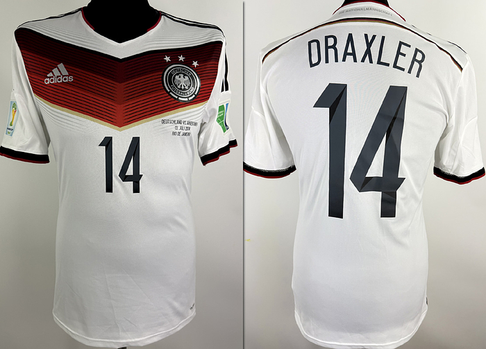 DFB - Trikot 2014 WM  | Original match issued DFB Spielertrikot mit der Nummer 14 von Julian Draxler.Vorbereitet für das WM 2024 Finale gegen Argentinien am 13.06.2014 in Rio De Janeiro, Brasilien, was die deutsche Nationalmannschaft 0:1 gewann, durch ein Tor von Mario Götze.Trikot stammt aus der Sammlung eines ehemaligen DFB-Mitarbeiters. Status: AAB