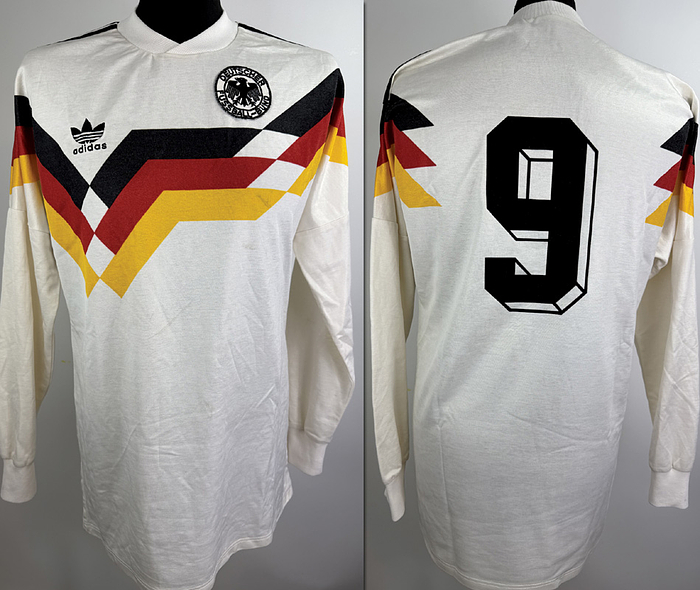 DFB - Trikot 1990  | Original match worn DFB  Spielertrikot der mit der Nummer 9. Getragen von Rudi Völler in einem Länderspiel im Jahr 1990-1991.Trikot stammt aus der Sammlung eines ehemaligen DFB-Betreuers. Status ABA