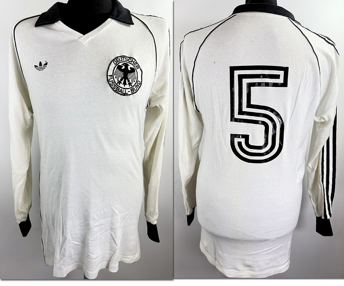  DFB - Trikot 1982  | Original match worn DFB Spielertrikot mit der Nummer 5.Getragen von Karl-Heinz Förster gegen Norwegen am 12.05.1982.Status. Trikot stammt aus der Sammlung eines ehemaligen DFB-Mitarbeiters. Status:AAB