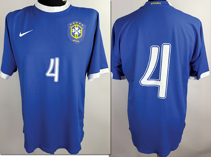 Brasilien - Trikot 2007  | Original match issued Brasilien Spielertrikot mit der Nummer 4. Vorbereitet für ein Länderspiel 2007 für brasilianischen Verteidiger Juan der mit Brasilien 2002 in Japan und Südkorea Weltmeister wurde. Status ABC