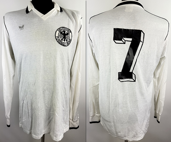 DFB -Trikot 1979  | Original match worn DFB Spielertrikot mit der Nummer 7 von Uli Stielike.Getragen im Länderpiel gegen Türkei am 22.12.1979. Trikot stammt aus der Sammlung eines ehemaligen DFB-Mitarbeiters. Status AAB