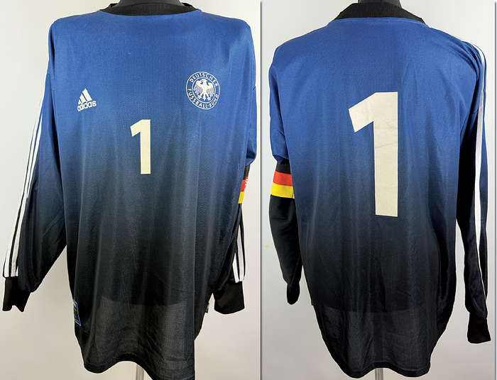 DFB - Trikot 2001  | Original match issued DFB Spielertrikot mit der Nummer 1 von Oliver Kahn. Vorbereitet für ein Länderspiel im Jahr 2001. Signiert..Mit Kapitänsbinde,  Trikot stammt aus der Sammlung eines ehemaligen DFB-Mitarbeiters. Status ABB