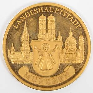Offizielle Ehrenmedaille der Stadt München für Oliver Kahn mit der Inschrift "Sportehrung 2002 für hervorragende sportliche Leistungen". Tombak, vergoldet, 5 cm Die Medaille wurde für sportliche Erfolge im Jahr 2001 verliehen, in dem Jahr wo Bayern München mit Oliver Kahn den Weltpokal, die Champions League und Deutsche Meisterschaft gewann!. - Bild 3