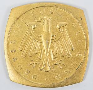 Offizielle Länderspielmedaillen des DFB für Oliver Kahn für die Teilnahme an dem UEFA Euro 2000 Spiel England v Deutschland am 12.6.2000. Tombak, vergoldet. 4,2x4,2 cm. - Bild 3