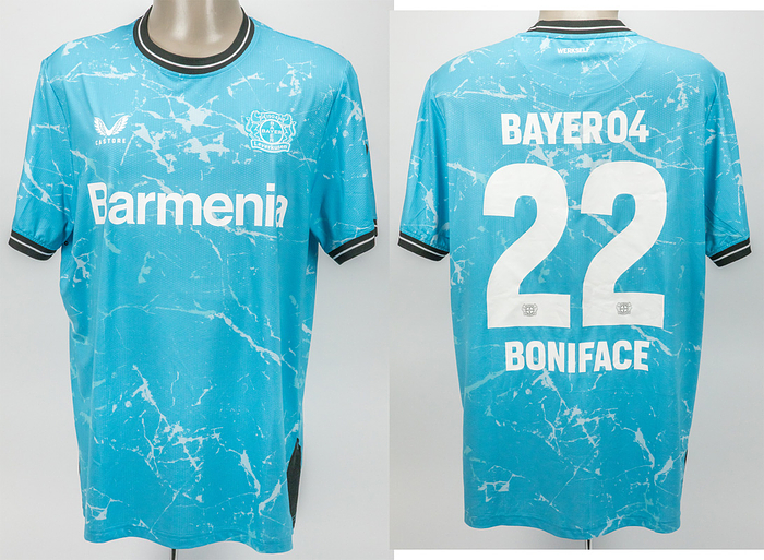Original match worn Spielertrikot von Bayer 04 Leverkusen mit der Rückennummer 22. Getragen von Victor Boniface am 06.04.2024 im Spiel der Fußball Bundesliga gegen Union Berlin. Union - Bayer 0:1; Boniface ist 8-facher Nationalspieler von Nigeria. 3. 2024 wurde Bayer Leverkusen Deutscher Fußballmeister. Status:AAB.