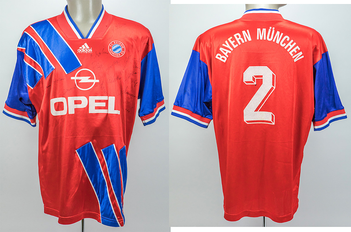 Original match worn Spielertrikot vom FC Bayern München mit der Rückennummer 2. Getragen von Markus Babbel in einem Spiel der Fußball Bundesliga in der Saison 1994/1995. Babbel ist Fußball Europameister 1996. Trikot ist Tam signiert (mit ca. 22 suaberen und klaren original Signaturen). Status:ABB.