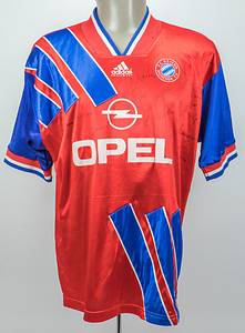 Original match worn Spielertrikot vom FC Bayern München mit der Rückennummer 2. Getragen von Markus Babbel in einem Spiel der Fußball Bundesliga in der Saison 1994/1995. Babbel ist Fußball Europameister 1996. Trikot ist Tam signiert (mit ca. 22 suaberen und klaren original Signaturen). Status:ABB. - Bild 2