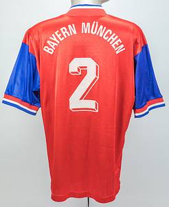 Original match worn Spielertrikot vom FC Bayern München mit der Rückennummer 2. Getragen von Markus Babbel in einem Spiel der Fußball Bundesliga in der Saison 1994/1995. Babbel ist Fußball Europameister 1996. Trikot ist Tam signiert (mit ca. 22 suaberen und klaren original Signaturen). Status:ABB. - Bild 3