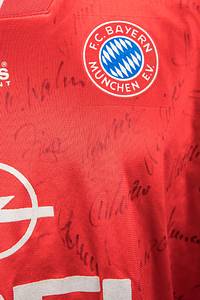 Original match worn Spielertrikot vom FC Bayern München mit der Rückennummer 2. Getragen von Markus Babbel in einem Spiel der Fußball Bundesliga in der Saison 1994/1995. Babbel ist Fußball Europameister 1996. Trikot ist Tam signiert (mit ca. 22 suaberen und klaren original Signaturen). Status:ABB. - Bild 4