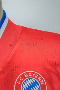 Original match worn Spielertrikot vom FC Bayern München mit der Rückennummer 2. Getragen von Markus Babbel in einem Spiel der Fußball Bundesliga in der Saison 1994/1995. Babbel ist Fußball Europameister 1996. Trikot ist Tam signiert (mit ca. 22 suaberen und klaren original Signaturen). Status:ABB. - Bild 5