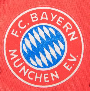 Original match worn Spielertrikot vom FC Bayern München mit der Rückennummer 2. Getragen von Markus Babbel in einem Spiel der Fußball Bundesliga in der Saison 1994/1995. Babbel ist Fußball Europameister 1996. Trikot ist Tam signiert (mit ca. 22 suaberen und klaren original Signaturen). Status:ABB. - Bild 6