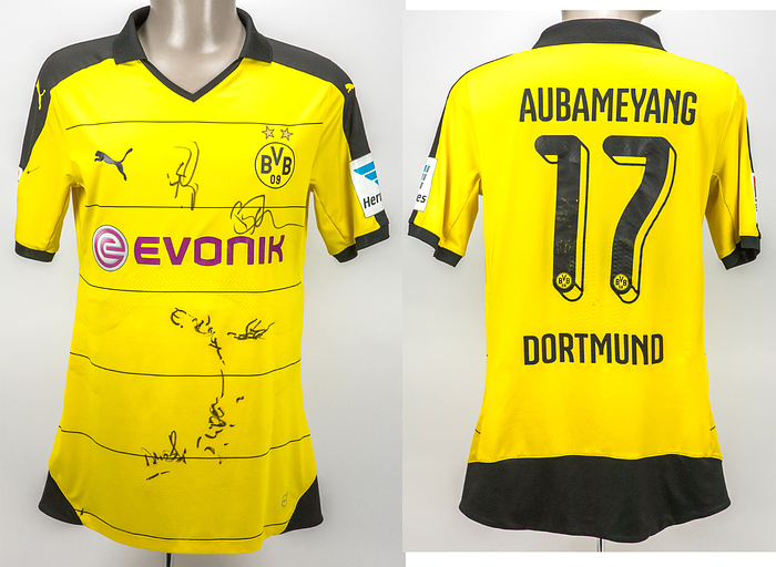 Original match worn Spielertrikot von Borussia Dortmund mit der Rückennummer 17. Getragen von Pierre-Emerick Aubameyang in der Fußball-Bundesliga-Saison 2015/2016. Mit Original Autograph von Aubameyang und einigen anderen Spielern auf der Vorderseite. Status:ABC.