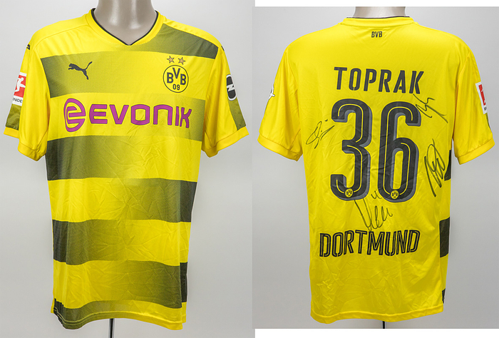 Original match worn Spielertrikot von Borussia Dortmund mit der Rückennummer 36. Getragen von Ömer Toprak am 26.08.2017 im Spiel der Fußball Bundesliga gegen Hertha BSC Berlin; Dortmund - Hertha 2:0. Toprak ist 27-facher Nationalspieler der Türkei. Trikot mit 4 original Autographen auf der Rückseite. Status:AAC.