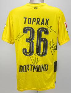 Original match worn Spielertrikot von Borussia Dortmund mit der Rückennummer 36. Getragen von Ömer Toprak am 26.08.2017 im Spiel der Fußball Bundesliga gegen Hertha BSC Berlin; Dortmund - Hertha 2:0. Toprak ist 27-facher Nationalspieler der Türkei. Trikot mit 4 original Autographen auf der Rückseite. Status:AAC. - Bild 3