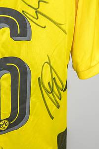 Original match worn Spielertrikot von Borussia Dortmund mit der Rückennummer 36. Getragen von Ömer Toprak am 26.08.2017 im Spiel der Fußball Bundesliga gegen Hertha BSC Berlin; Dortmund - Hertha 2:0. Toprak ist 27-facher Nationalspieler der Türkei. Trikot mit 4 original Autographen auf der Rückseite. Status:AAC. - Bild 4