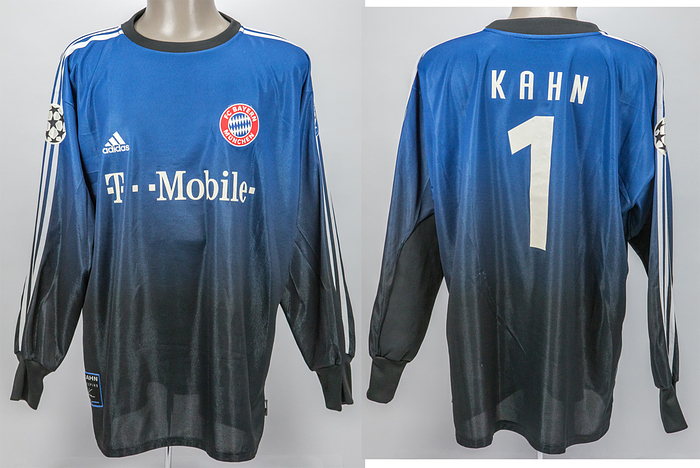 Original match worn Torwart-Trikot von Bayern München mit der Rückennummer 1. Getragen von Oliver Kahn in einem Spiel der UEFA Champions League in der Saison 2002/2003. Kahn ist Fußball-Europameister 1996 und Vize-Weltmeister 2002. Status:ABB.
